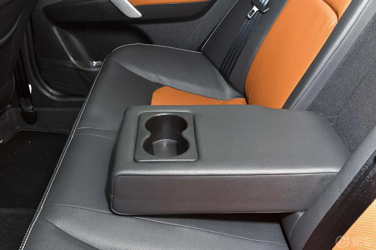 帝豪RS 1.5L CVT 向上版后排扶手