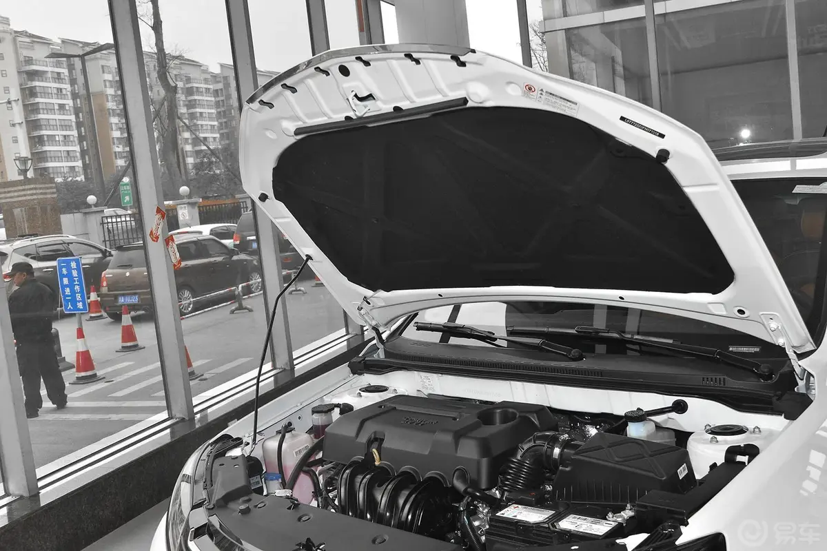 帝豪RS 1.5L CVT 向上版发动机盖开启