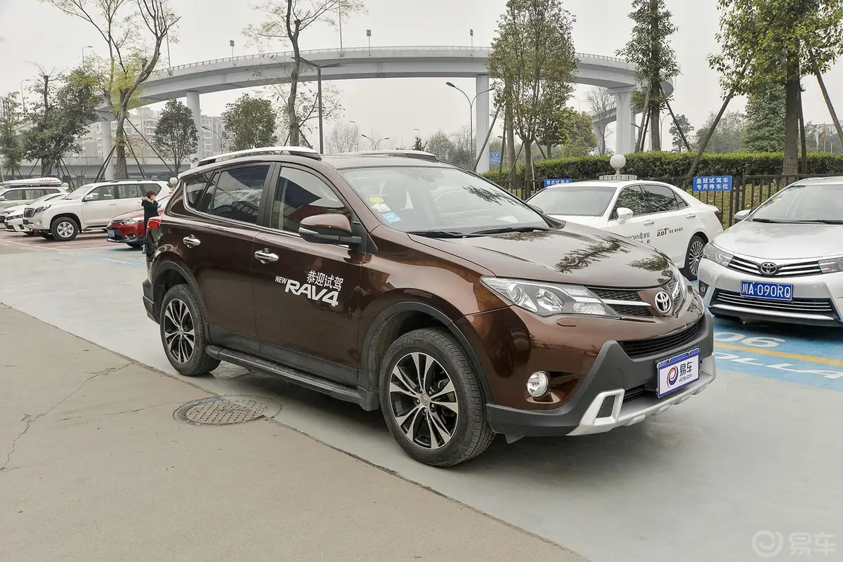 RAV4荣放2.5L 手自一体 尊贵版车头局部