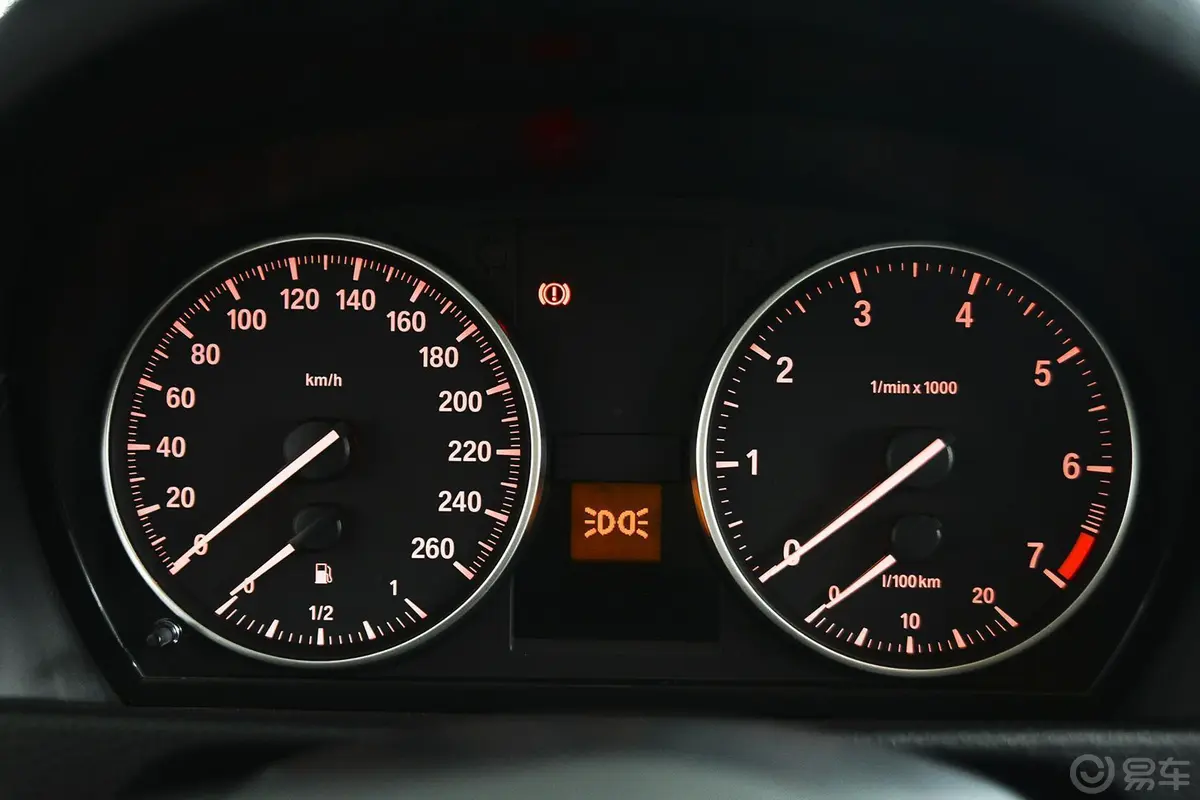 宝马X1sDrive18i 领先晋级版仪表盘背光显示
