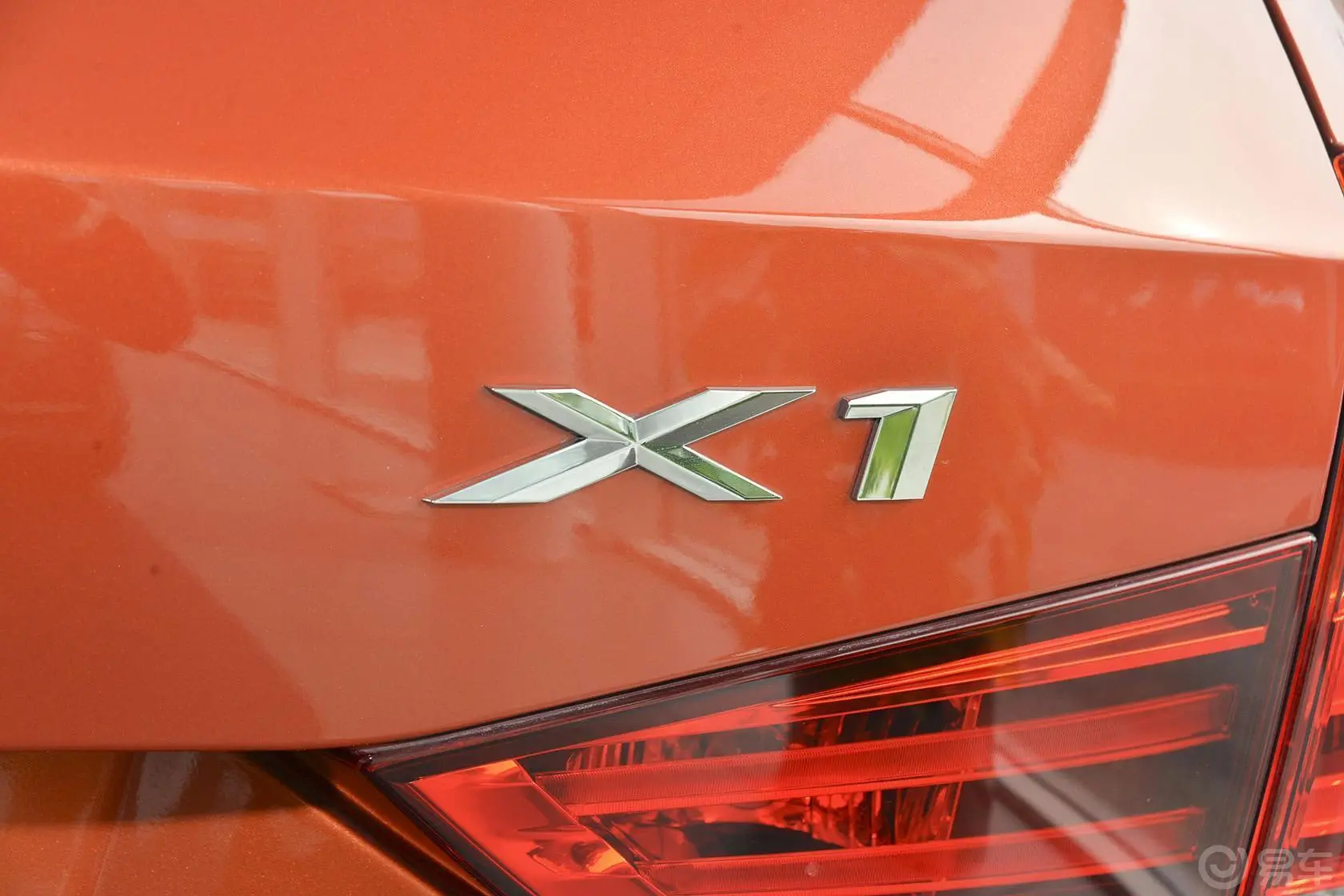 宝马X1sDrive18i 领先晋级版尾标