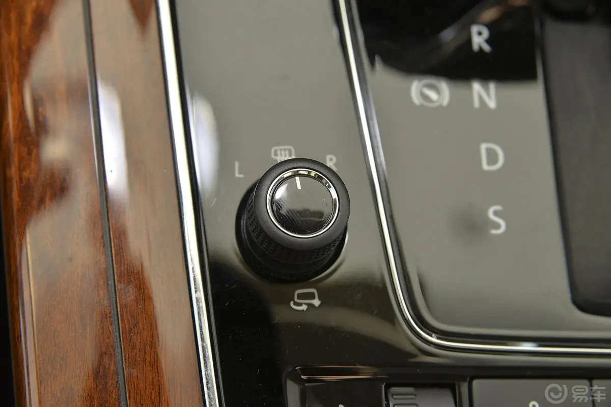辉腾3.0L 商务型 汽油版外后视镜控制键