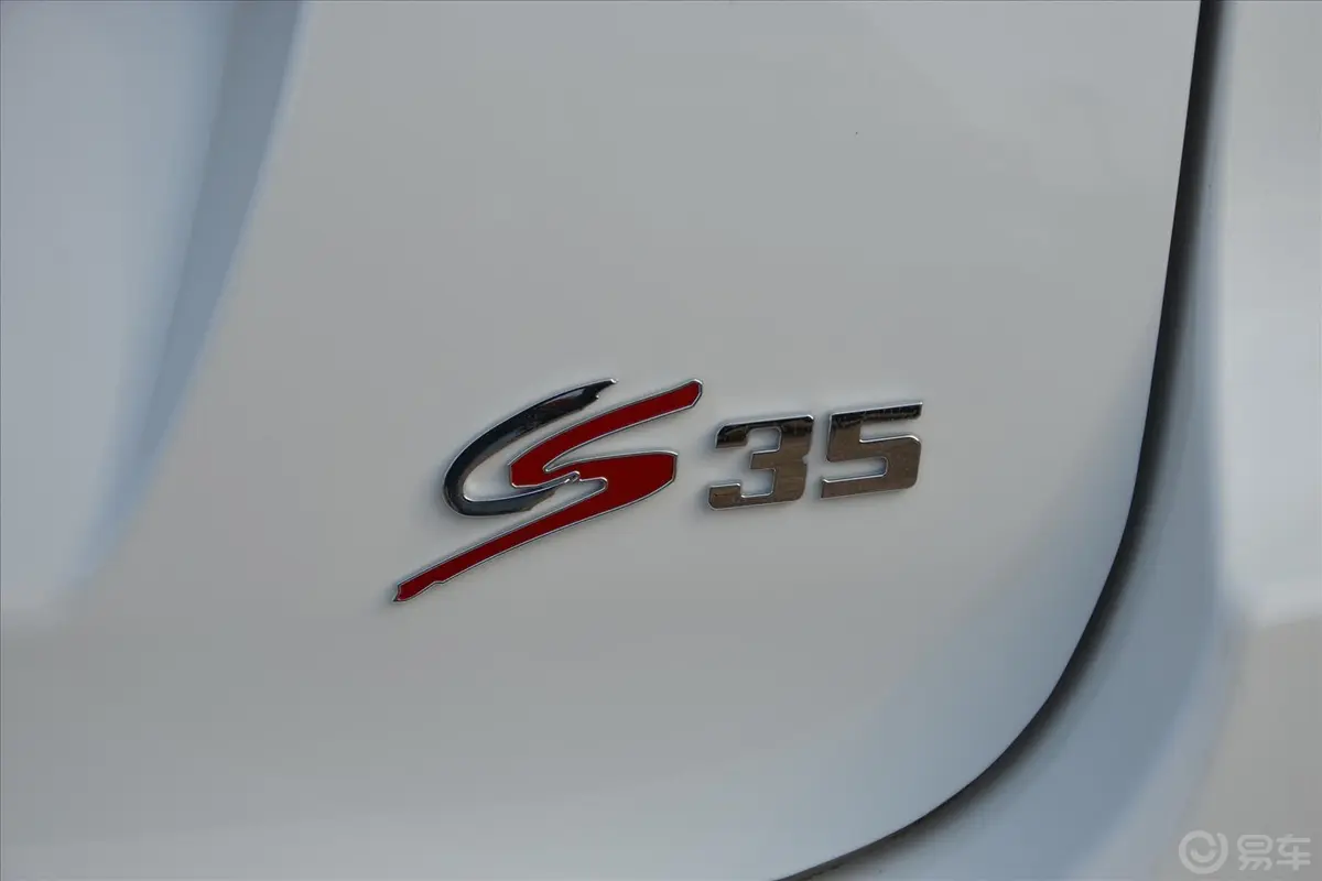 长安CS351.6L 手动 豪华型 国5尾标