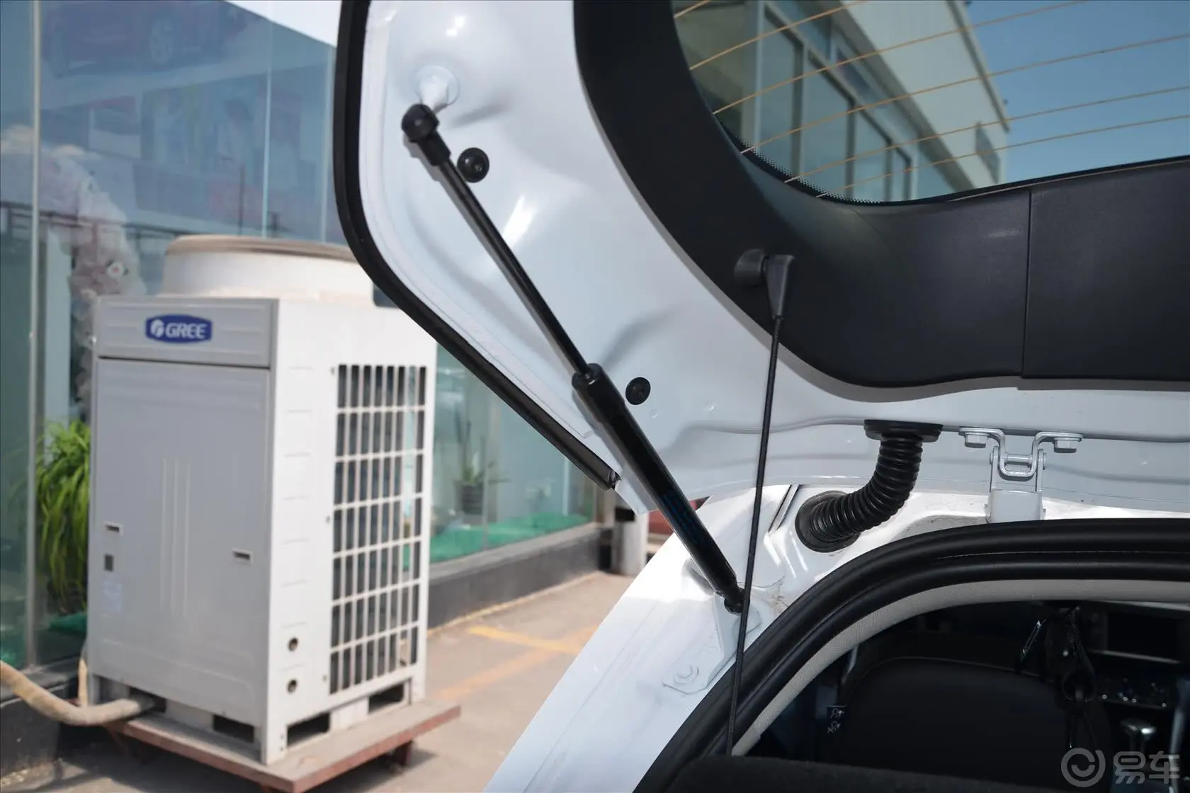 雪铁龙C3-XR1.6T 自动先锋型行李厢支撑杆