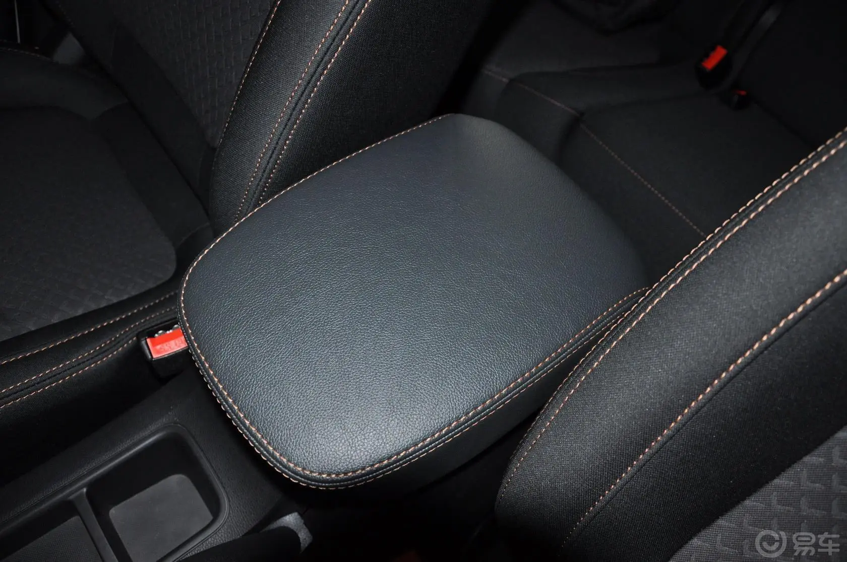 长安欧尚CX701.6L 手动 舒适版前排中央扶手箱