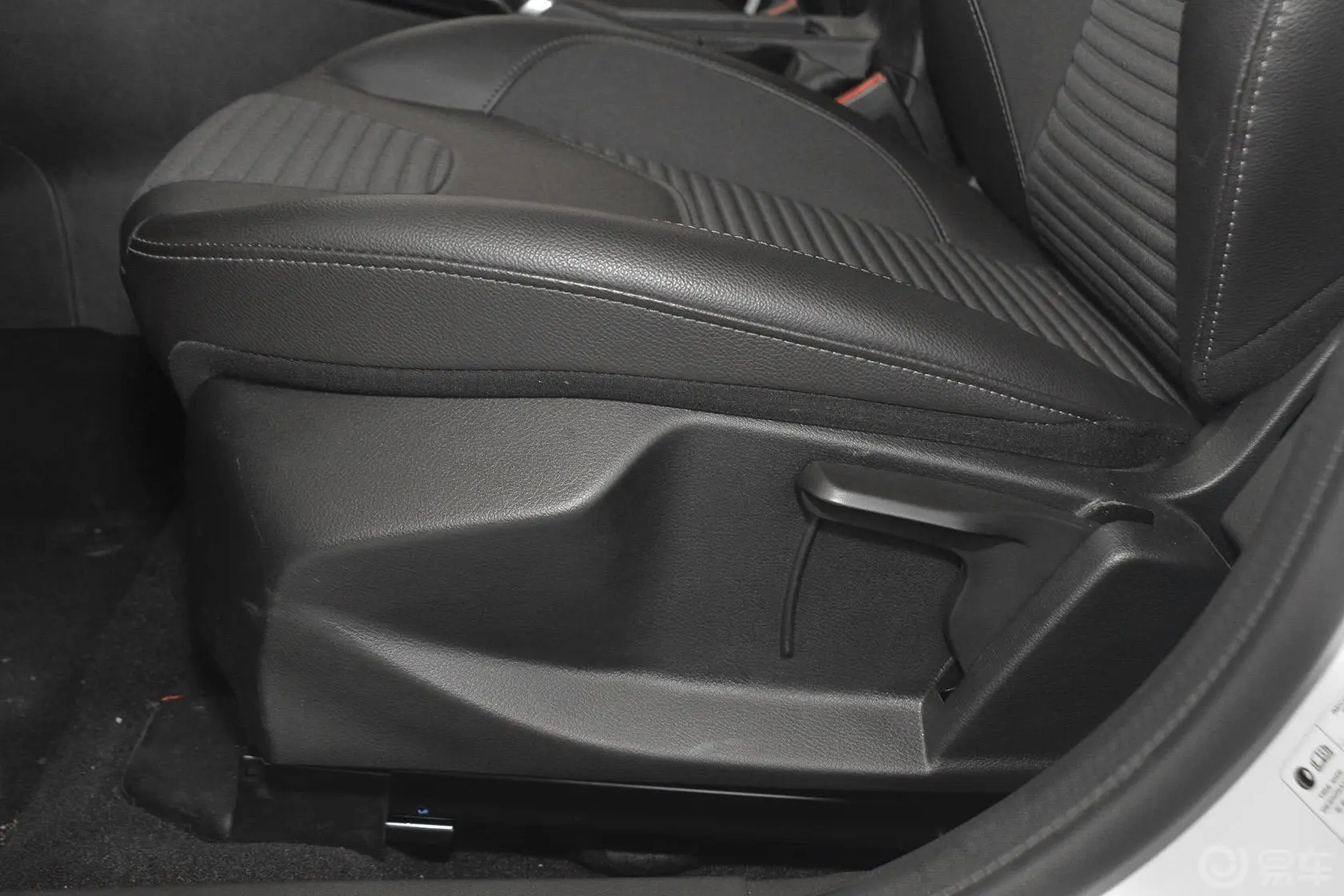 福克斯两厢 1.6L 自动舒适型座椅调节键
