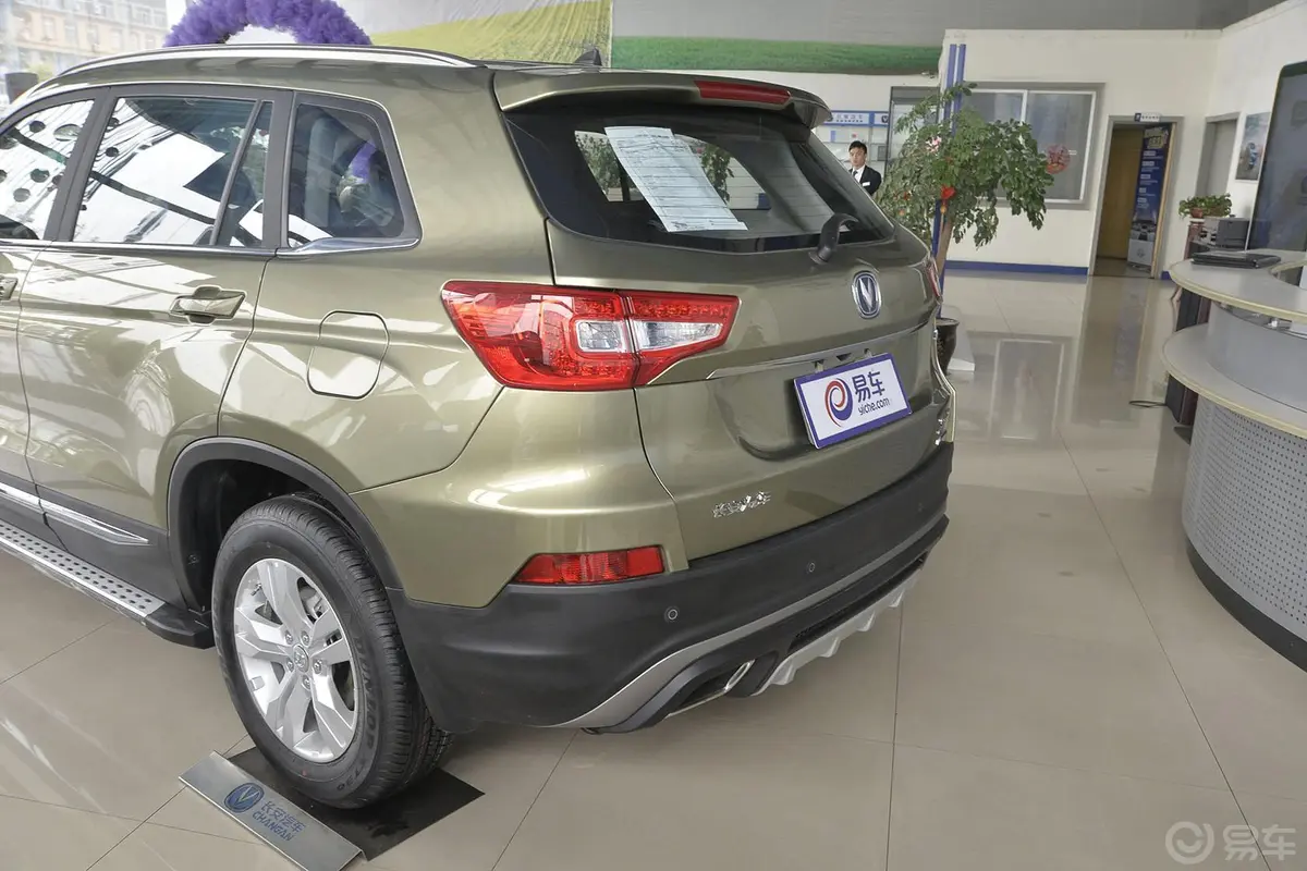 长安CS751.8T 自动 四驱 精英型 国4车尾局部