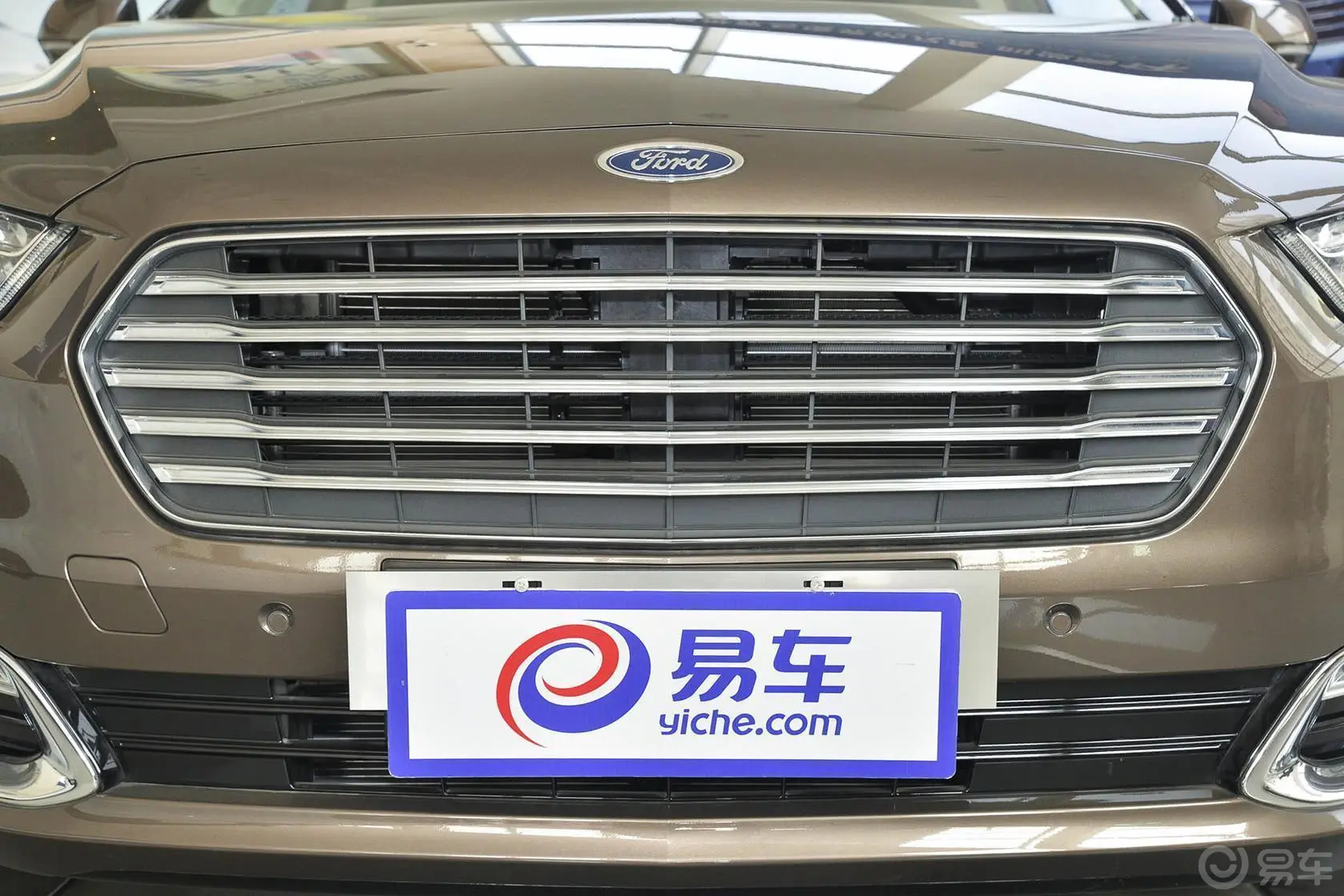 金牛座EcoBoost 245 豪华版前格栅侧俯拍