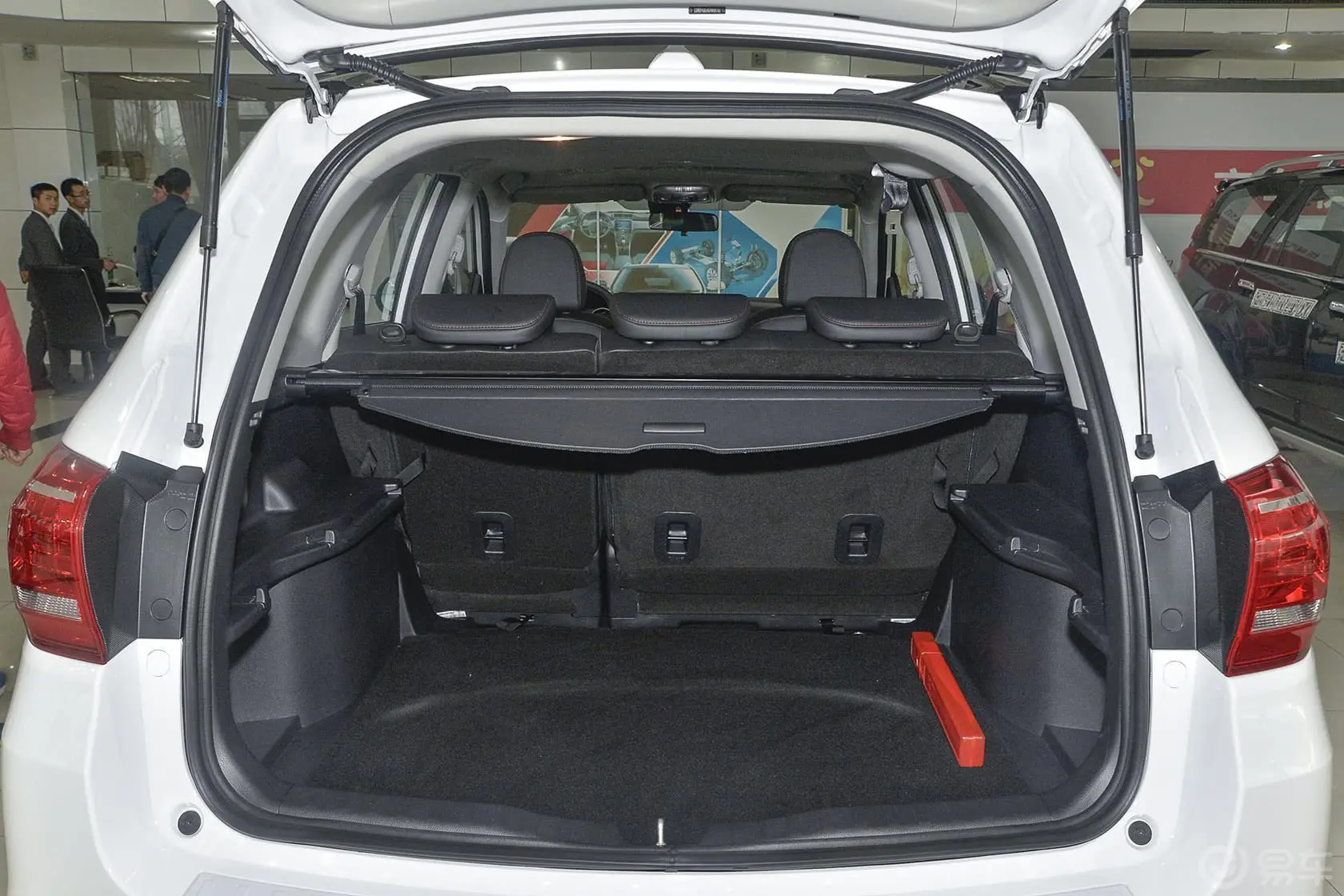 哈弗H6运动版 1.5T 自动 两驱 豪华型行李箱空间