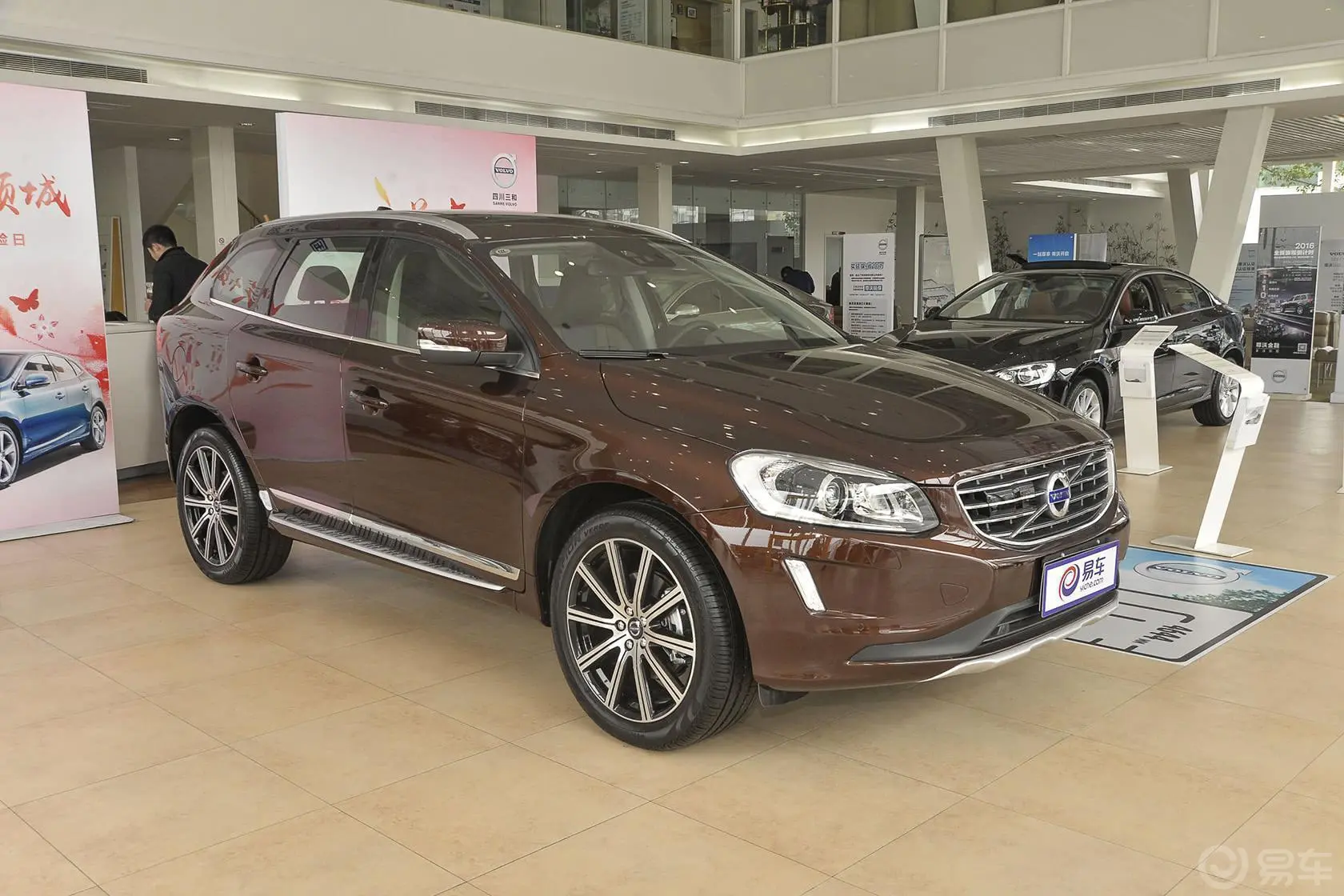 沃尔沃XC60T6 AWD 智越版侧前45度车头向右水平