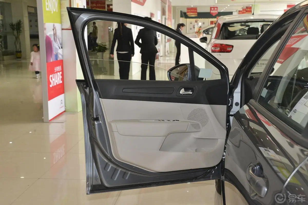 C4世嘉1.6L 自动 舒适版驾驶员侧车门内门板
