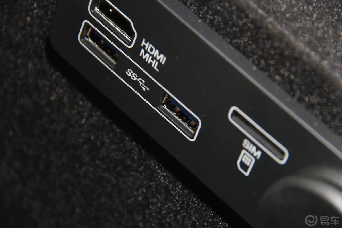 捷豹F-PACE3.0T S高性能版USB接口