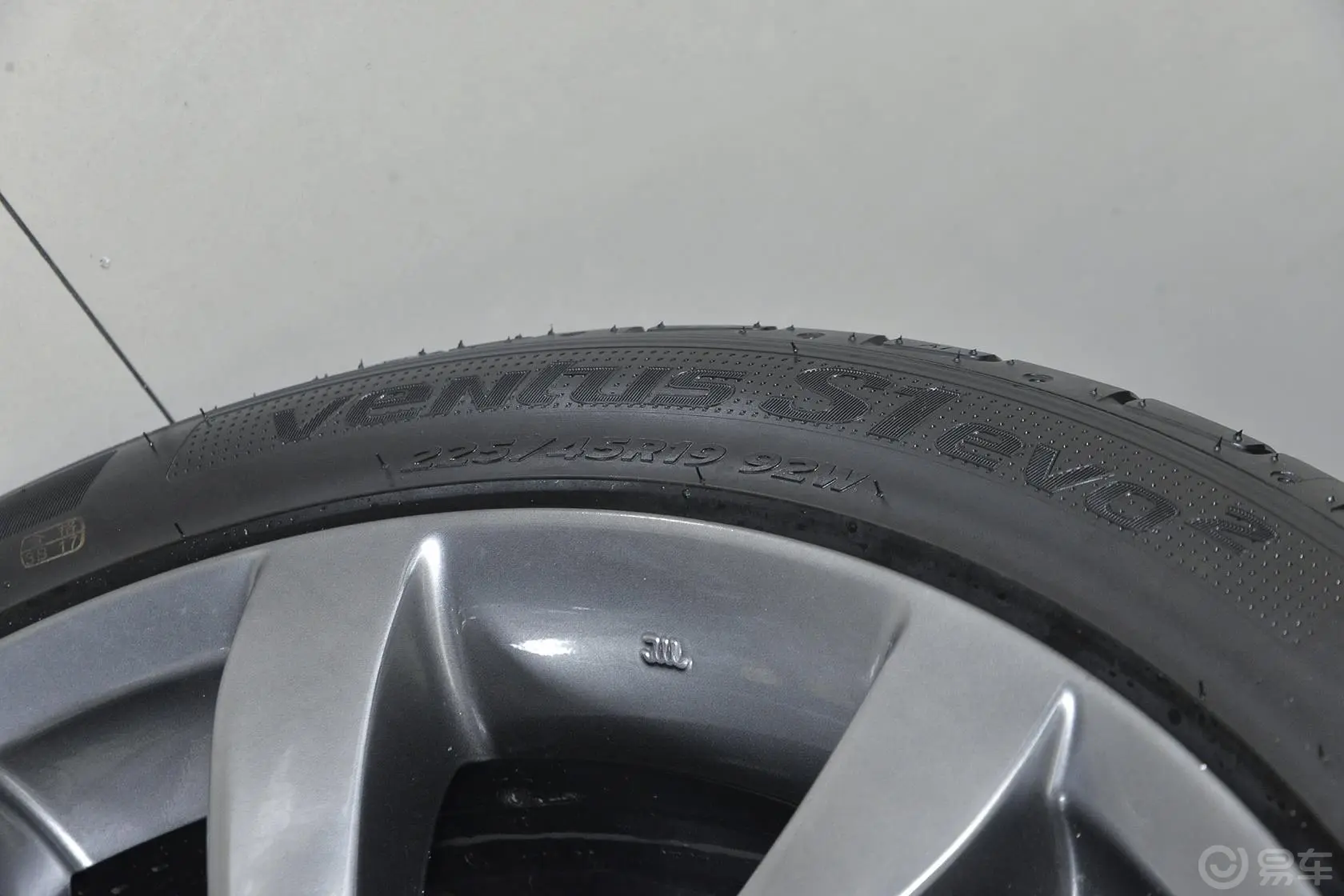 阿特兹2.5L 蓝天尊崇版轮胎规格