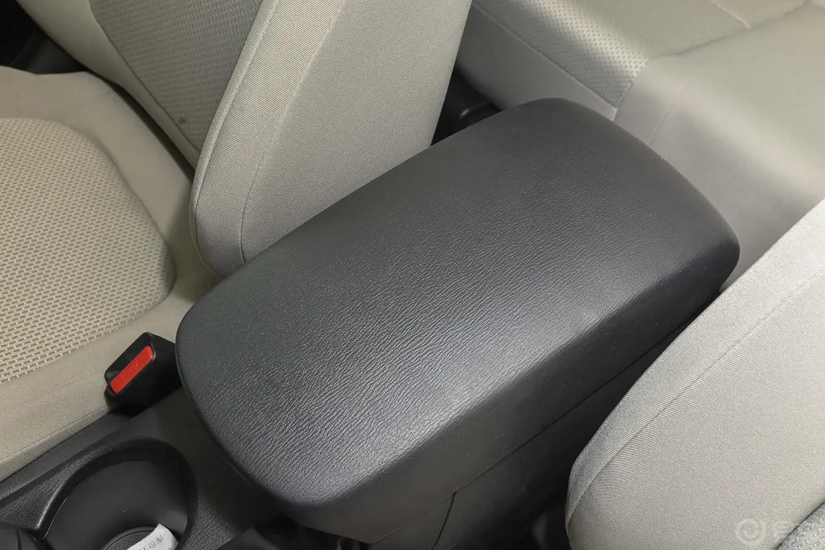 马自达CX-52.0L 手动 两驱 舒适版前排中央扶手箱
