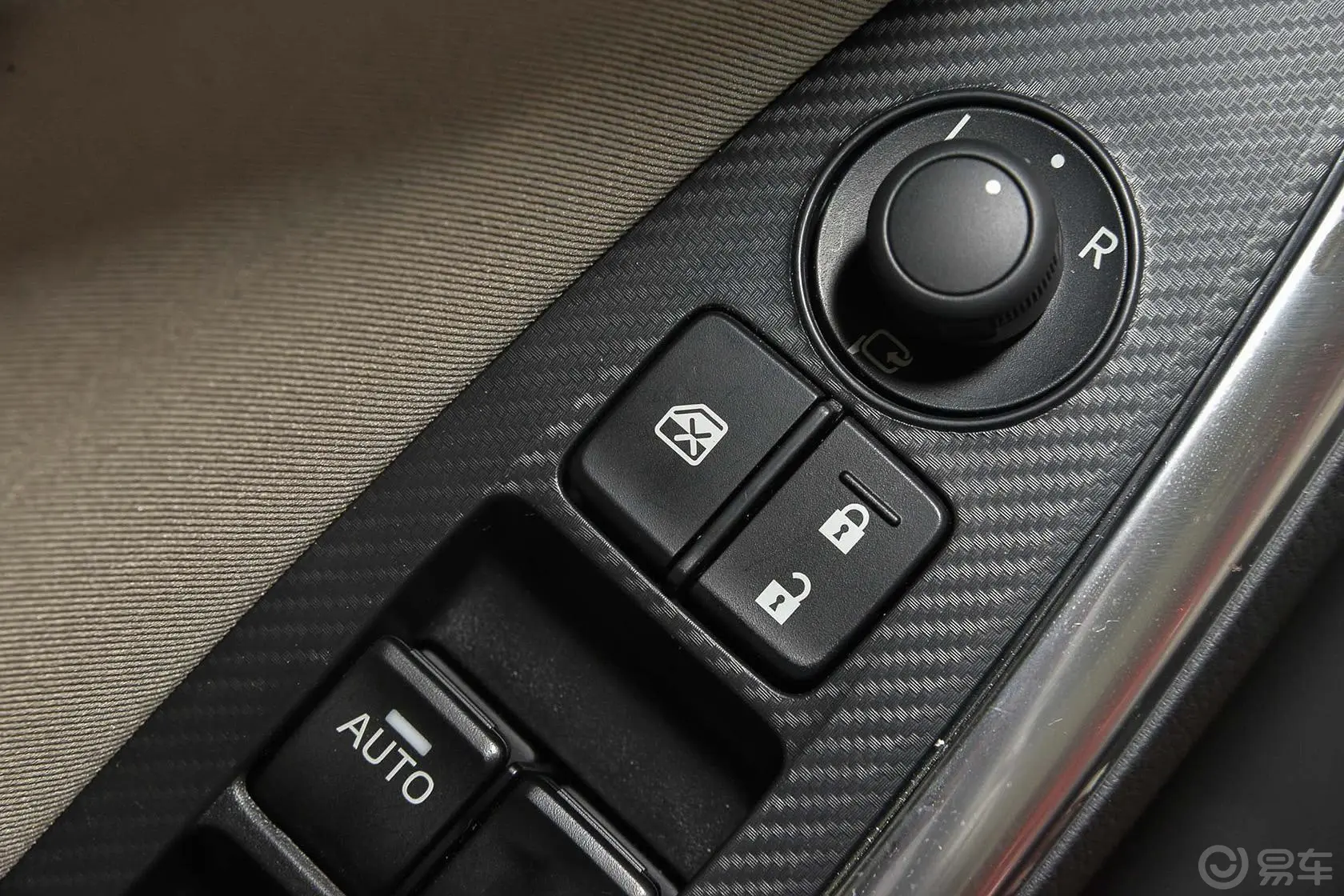 马自达CX-52.0L 手动 两驱 舒适版外后视镜控制键
