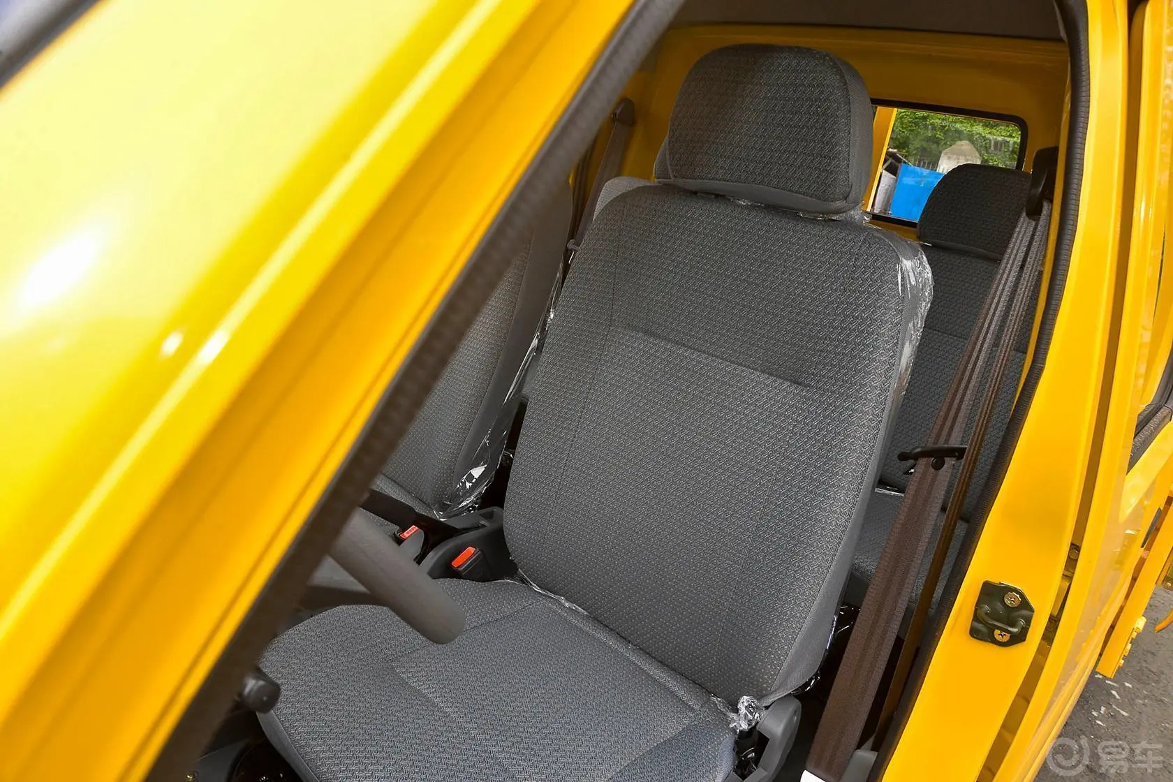 新豹21.2L 手动 汽油 DK12 双排 单后轮 国5驾驶员座椅