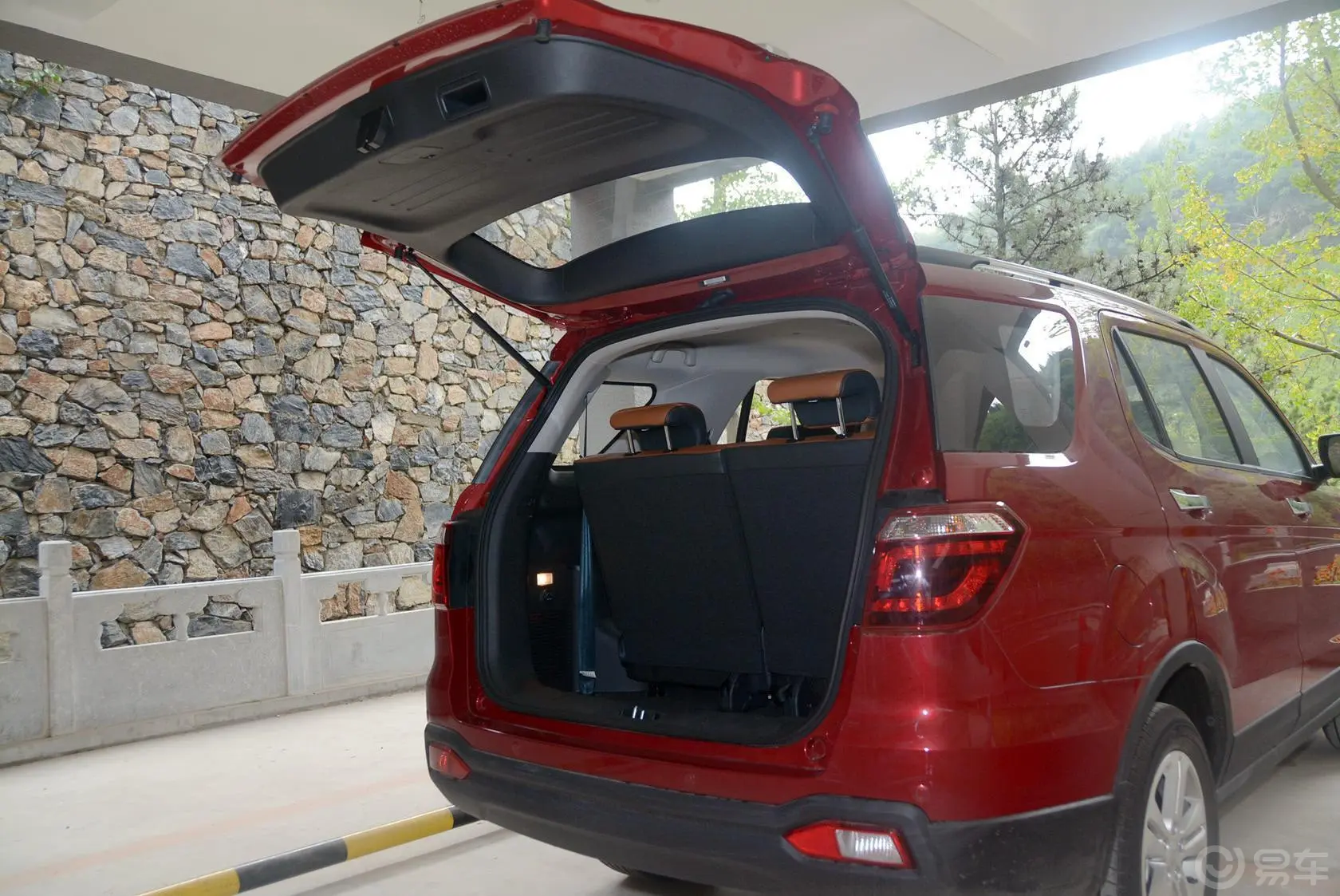 长安欧尚CX701.6L 手动 豪华版行李厢开口范围