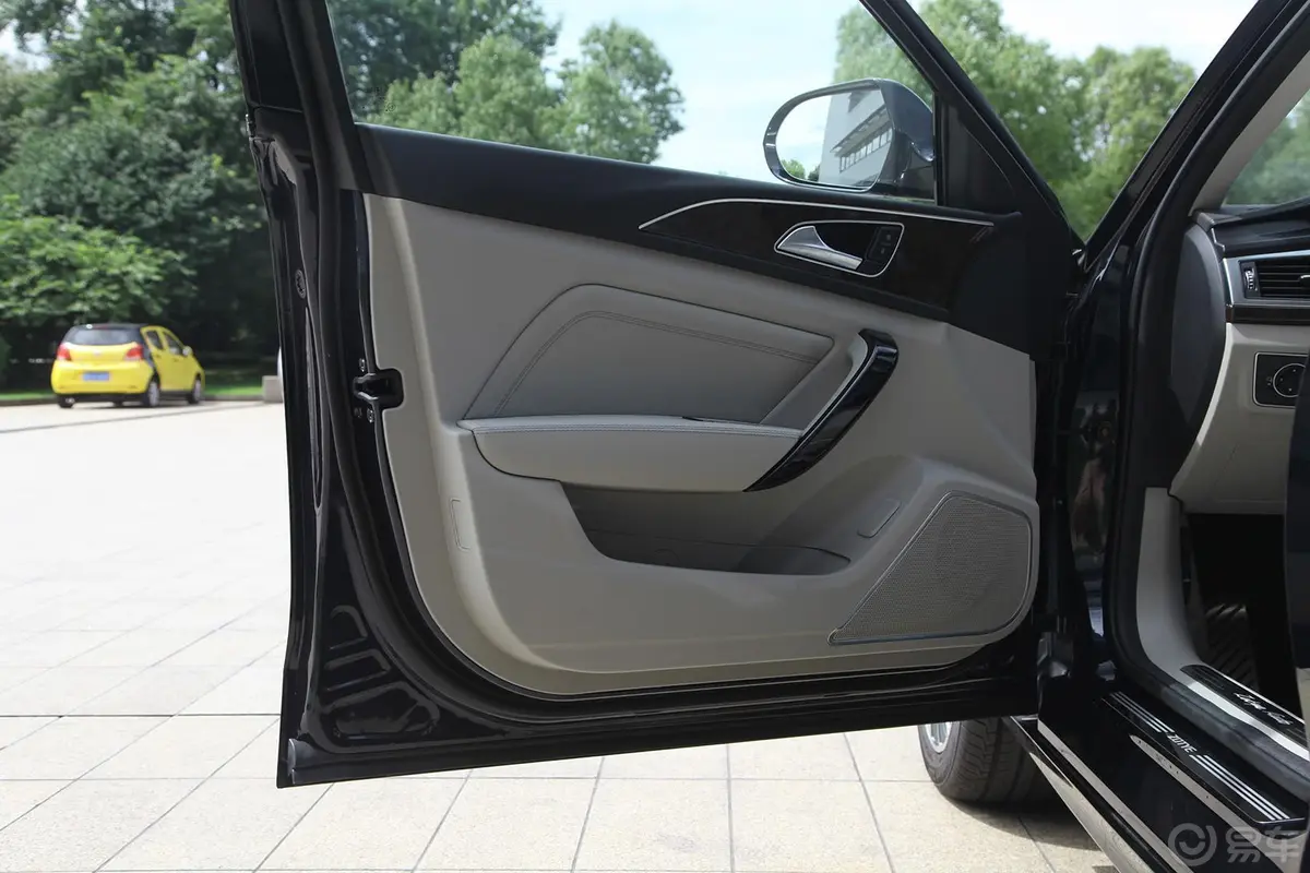 众泰Z7001.8T 双离合 豪华版驾驶员侧车门内门板