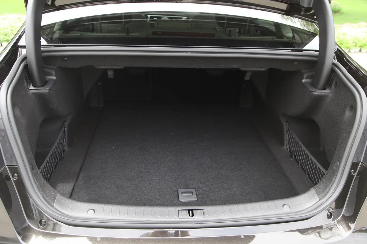 众泰Z7001.8T 手动 尊贵版行李箱空间