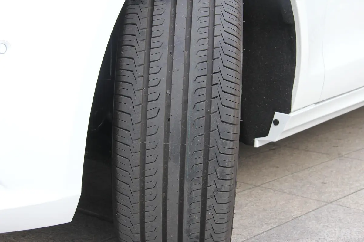 众泰Z7001.8T 双离合 尊贵版轮胎花纹