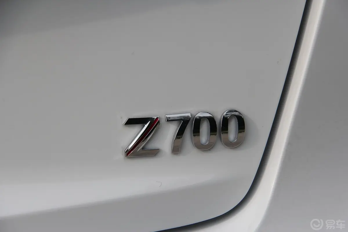 众泰Z7001.8T 双离合 尊贵版尾标