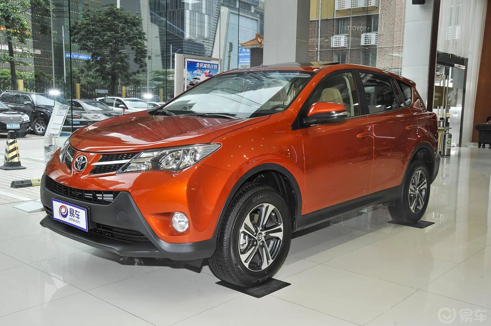 RAV4荣放2.0L CVT 两驱 风尚版侧前45度车头向左水平