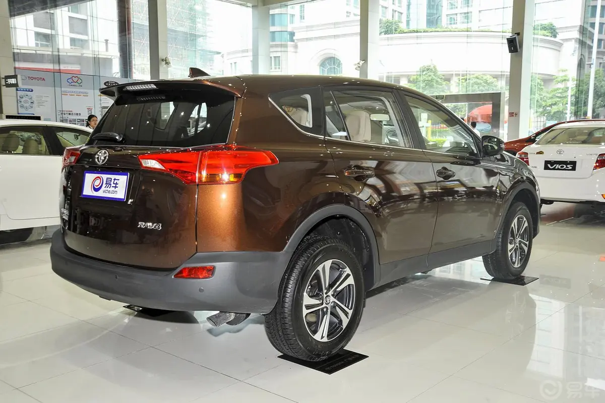 RAV4荣放2.0L CVT 两驱 风尚版侧后45度车头向右水平