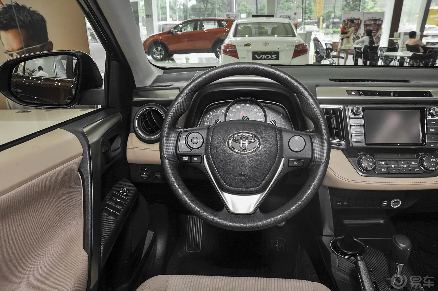 RAV4荣放2.0L CVT 两驱 风尚版驾驶位区域