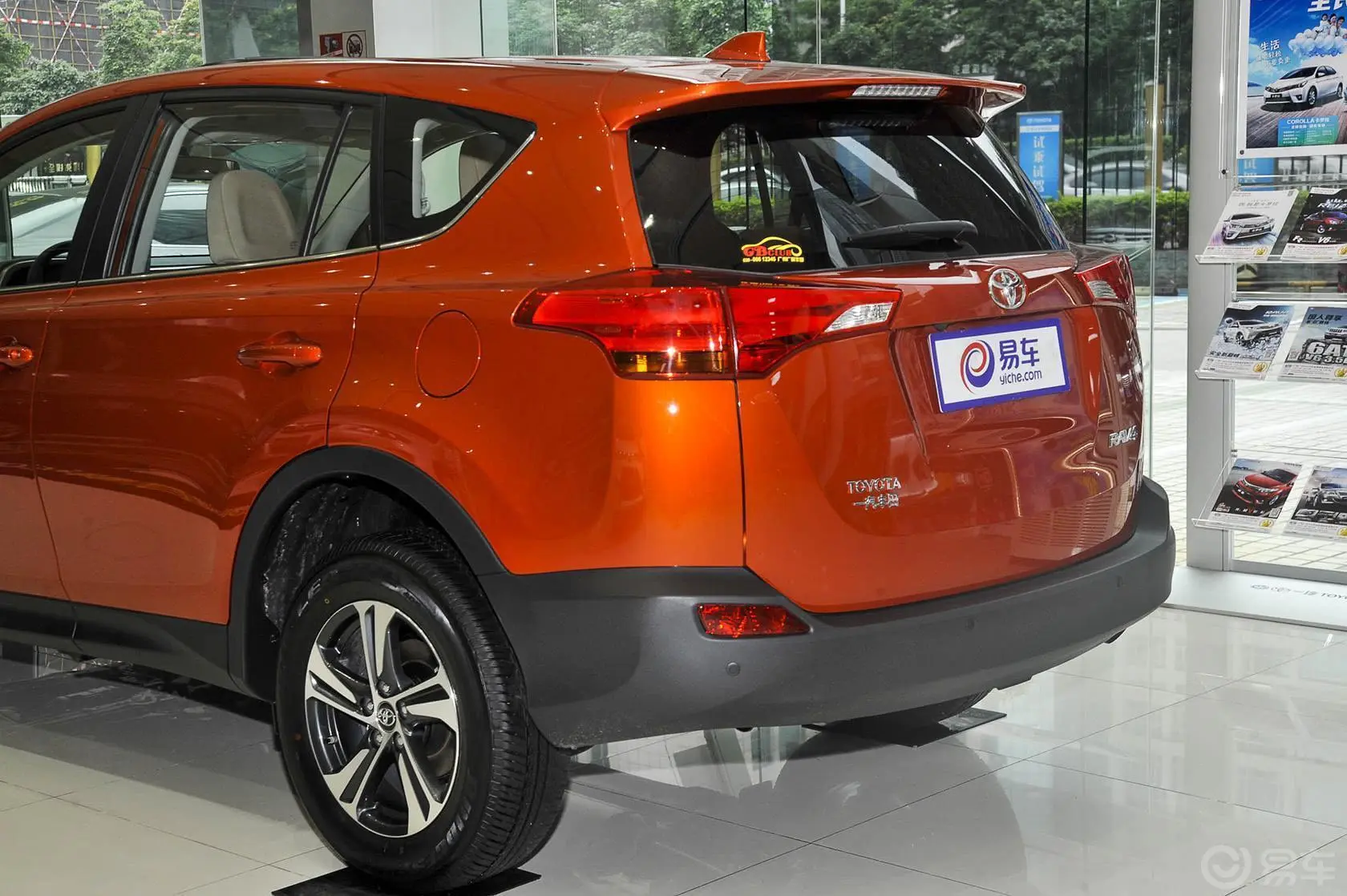 RAV4荣放2.0L CVT 两驱 风尚版车尾局部