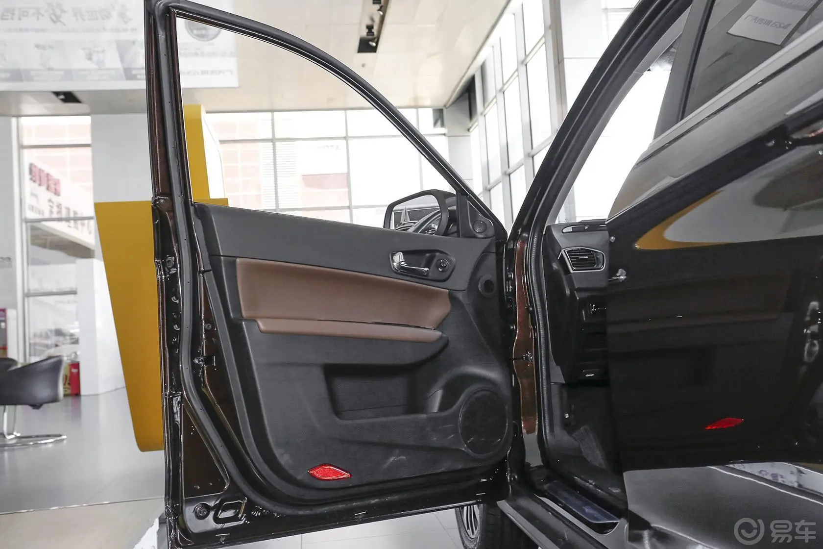 传祺GS5 Super1.8T 双离合 周年纪念版驾驶员侧车门内门板