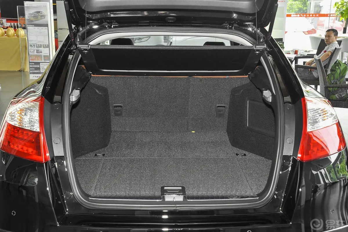 歌诗图3.0L 自动 四驱 尊贵导航版行李箱空间