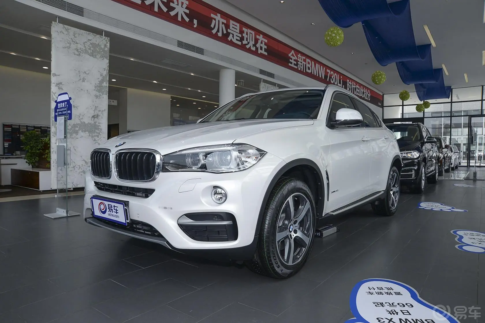 宝马X6xDrive35i 豪华型侧前45度车头向左水平