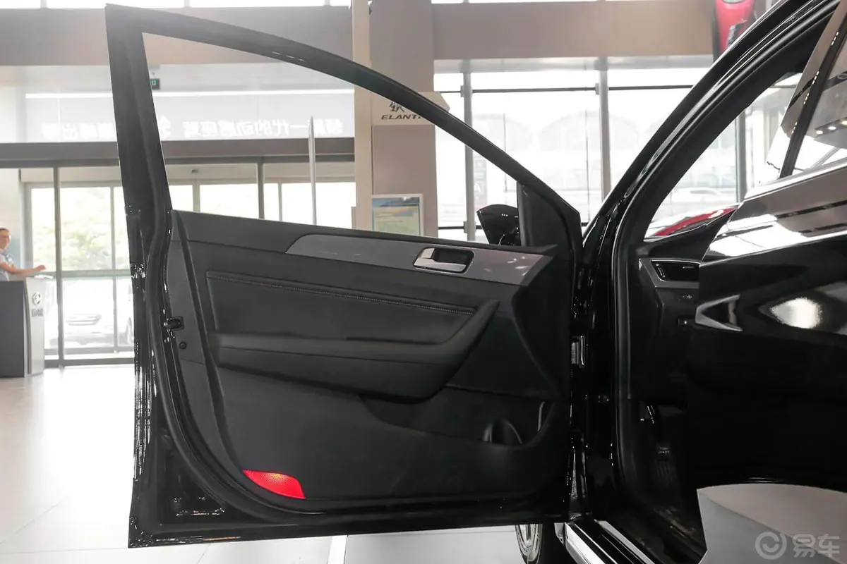 索纳塔1.6T 自动 GLS 智能型+全景天窗驾驶员侧车门内门板