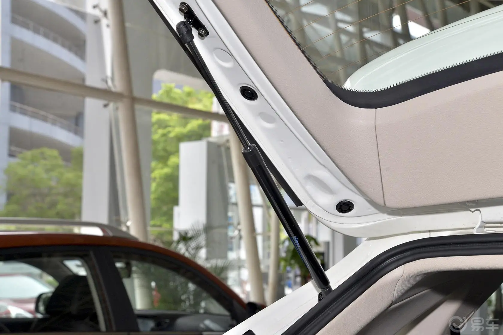 比亚迪S71.5T 手动 尊贵型 7座行李厢支撑杆