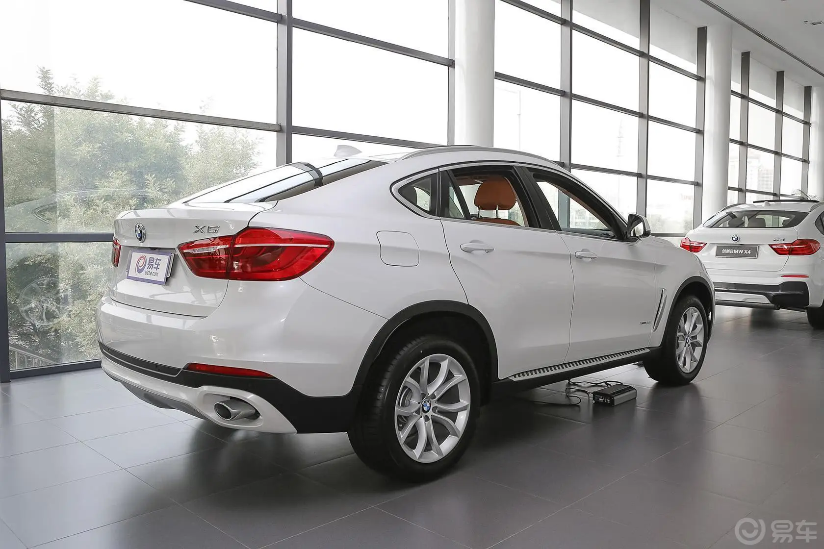 宝马X6xDrive28i侧后45度车头向右水平