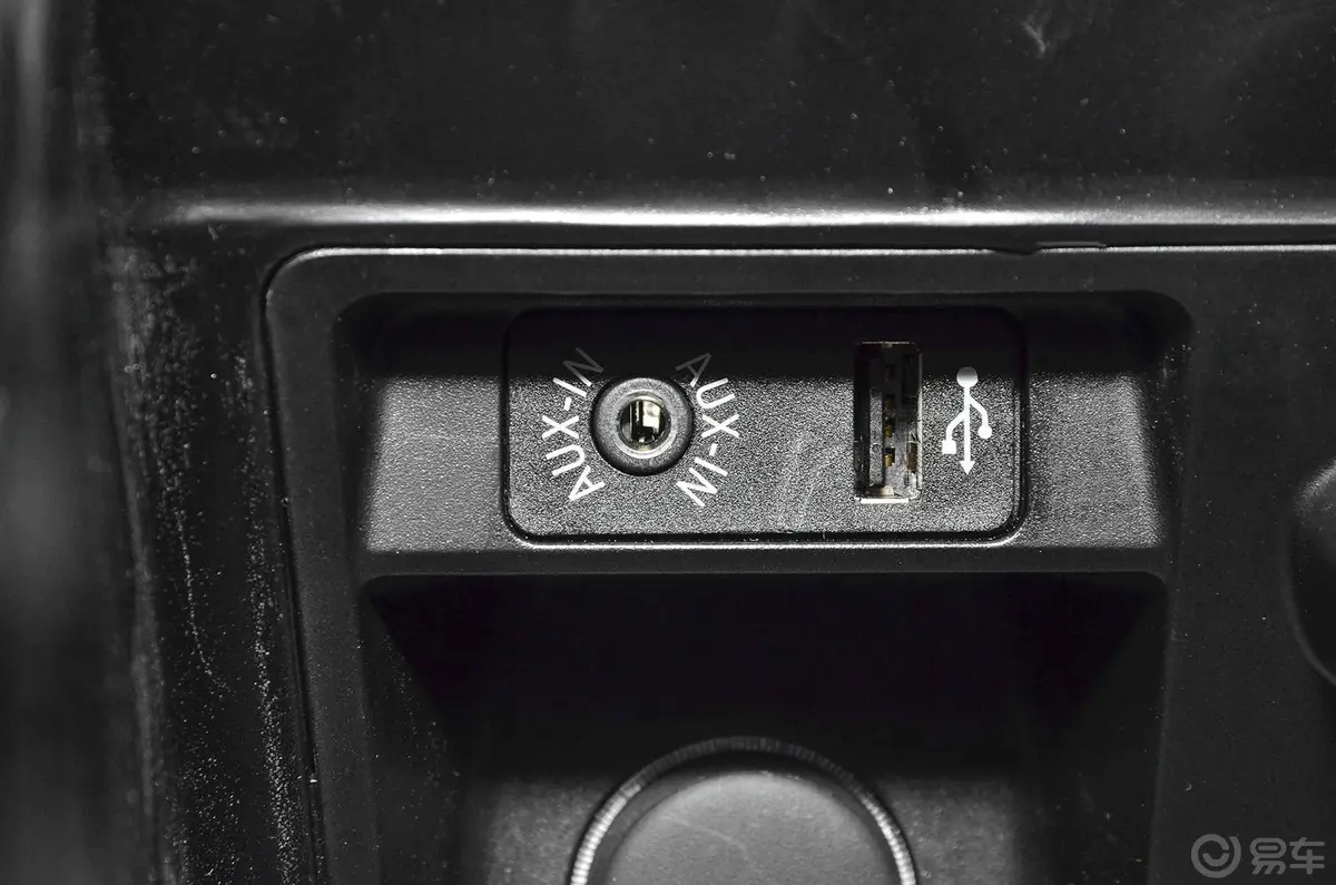 宝马X6xDrive35i 中东版AUX接口
