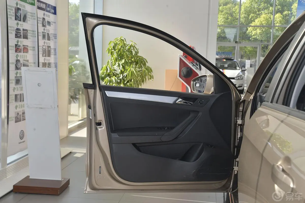 捷达质惠版 1.6L 手动舒适型驾驶员侧车门内门板
