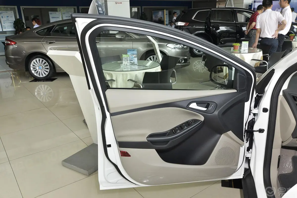 福克斯三厢 1.6L 自动舒适型驾驶员侧车门内门板