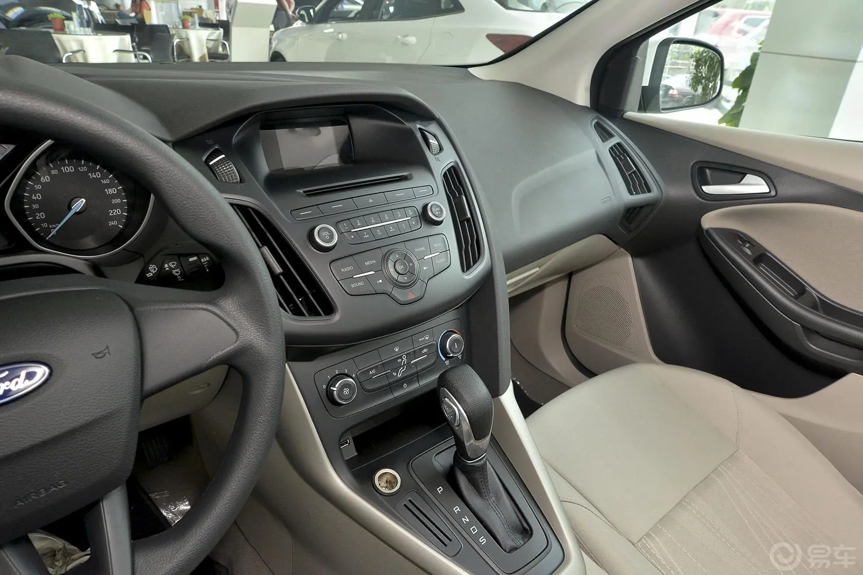 福克斯三厢 1.6L 自动舒适型中控台驾驶员方向
