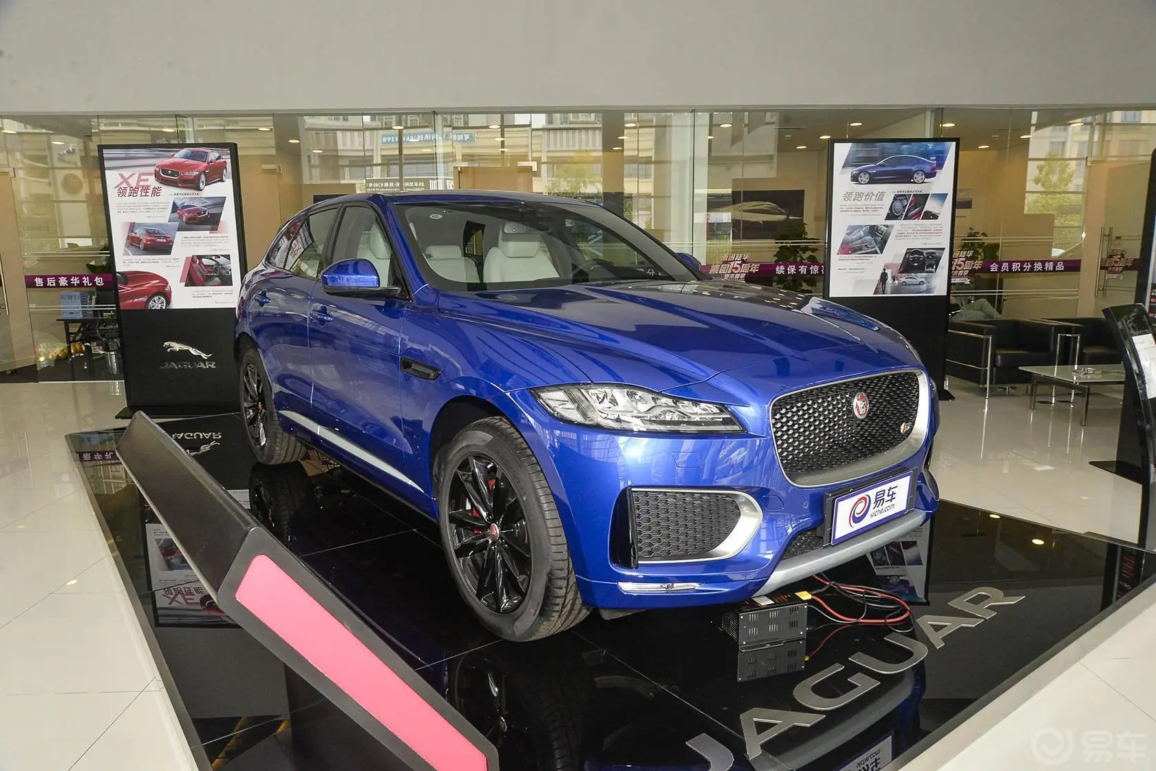 捷豹F-PACE3.0T 首发限量版正侧车头向右水平