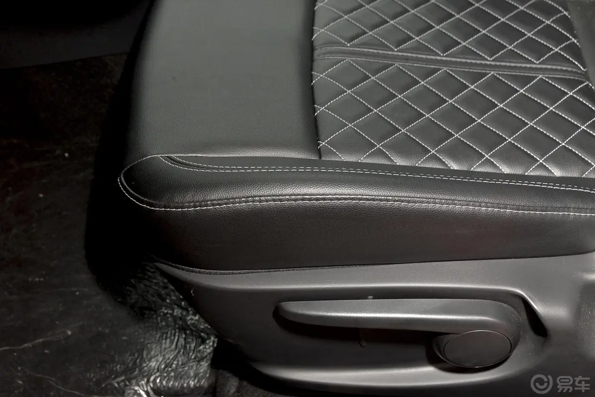 众泰Z5001.5T CVT 豪华型座椅调节键