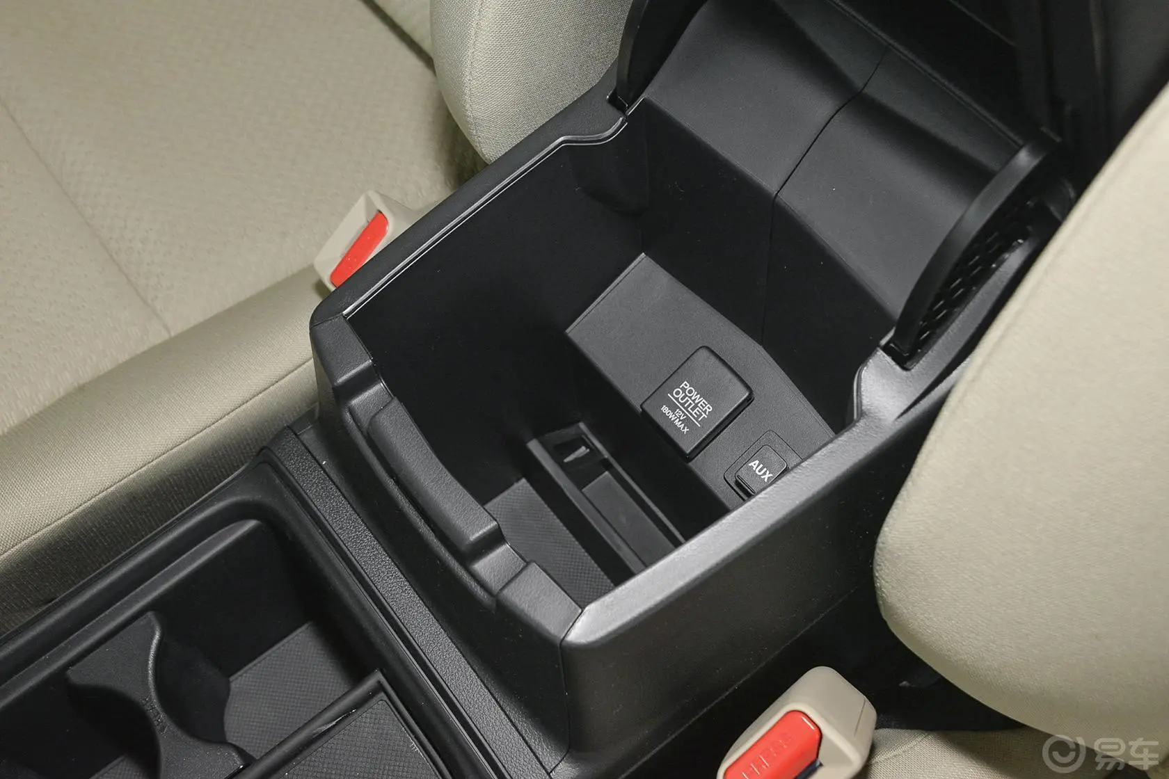 本田CR-V2.0L 两驱 都市版前排中央扶手箱空间