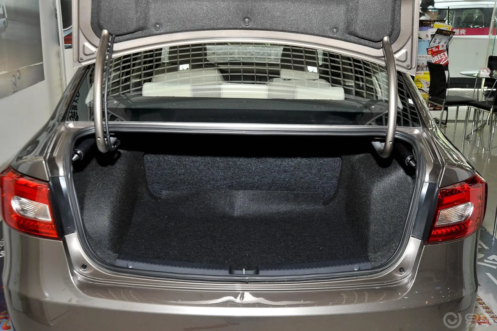奔腾B301.6L 手动 舒适型行李箱空间