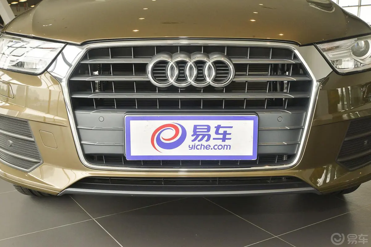 奥迪Q330 TFSI 风尚型前格栅侧俯拍