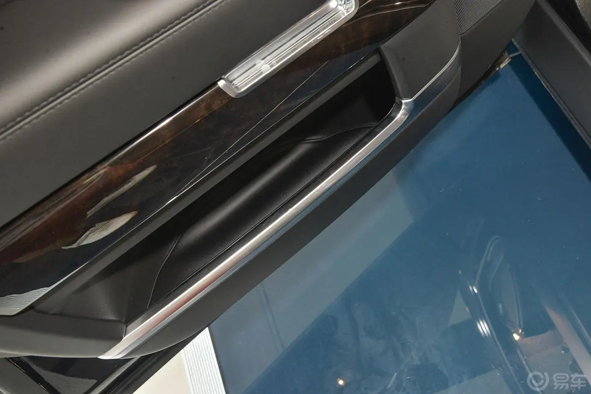 揽胜3.0L V6 SC Vogue SE 尊崇创世加长版驾驶员门储物盒