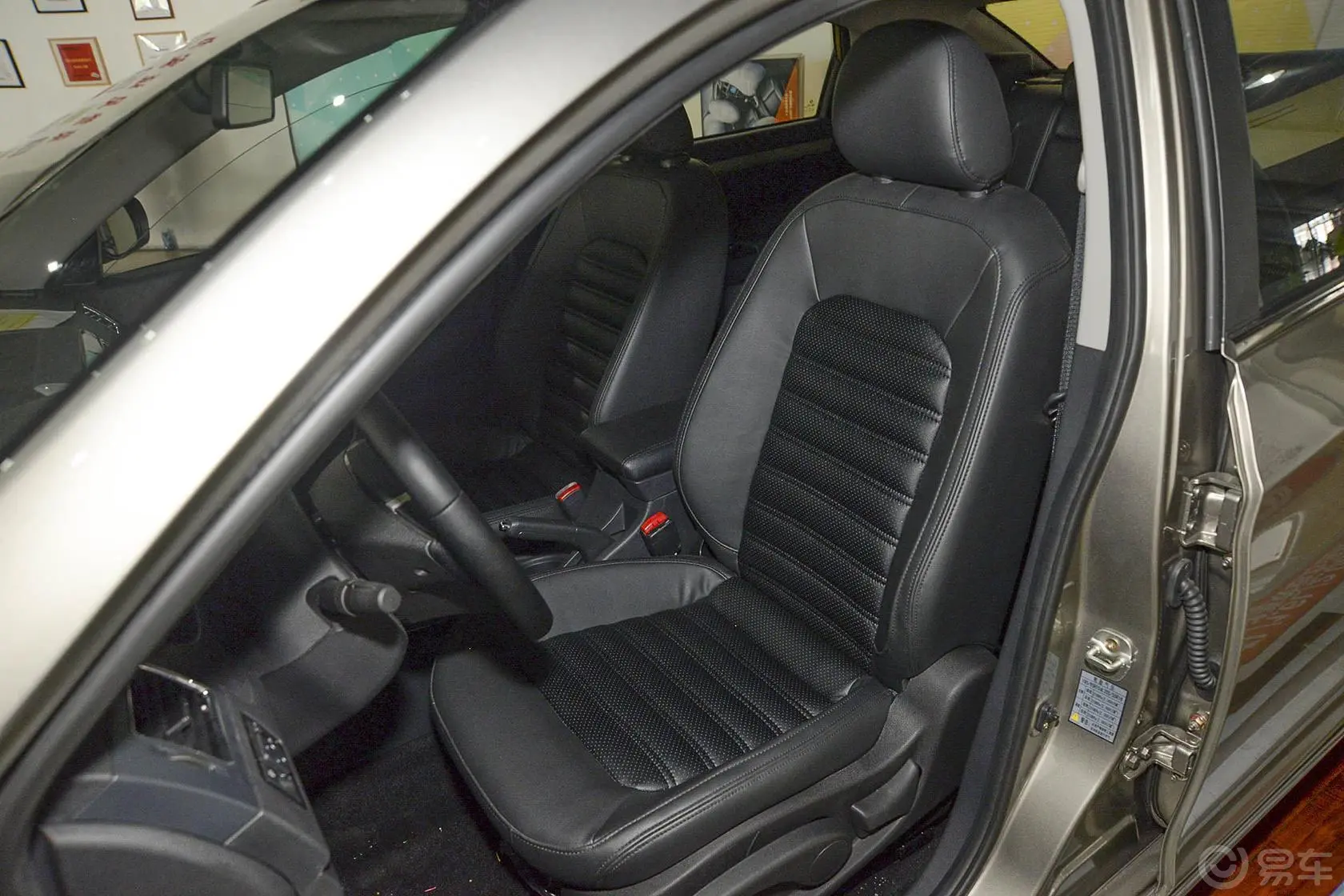 景逸S501.6L CVT 尊享型空间