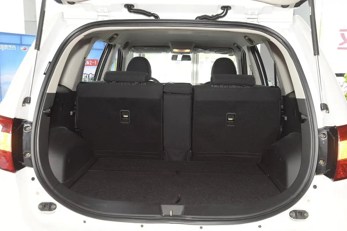 陆风X8探索版 2.0T 手动 两驱 豪华型 柴油版行李箱空间