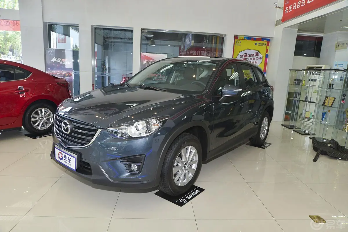 马自达CX-52.0L 手自一体 两驱 都市版侧前45度车头向左水平