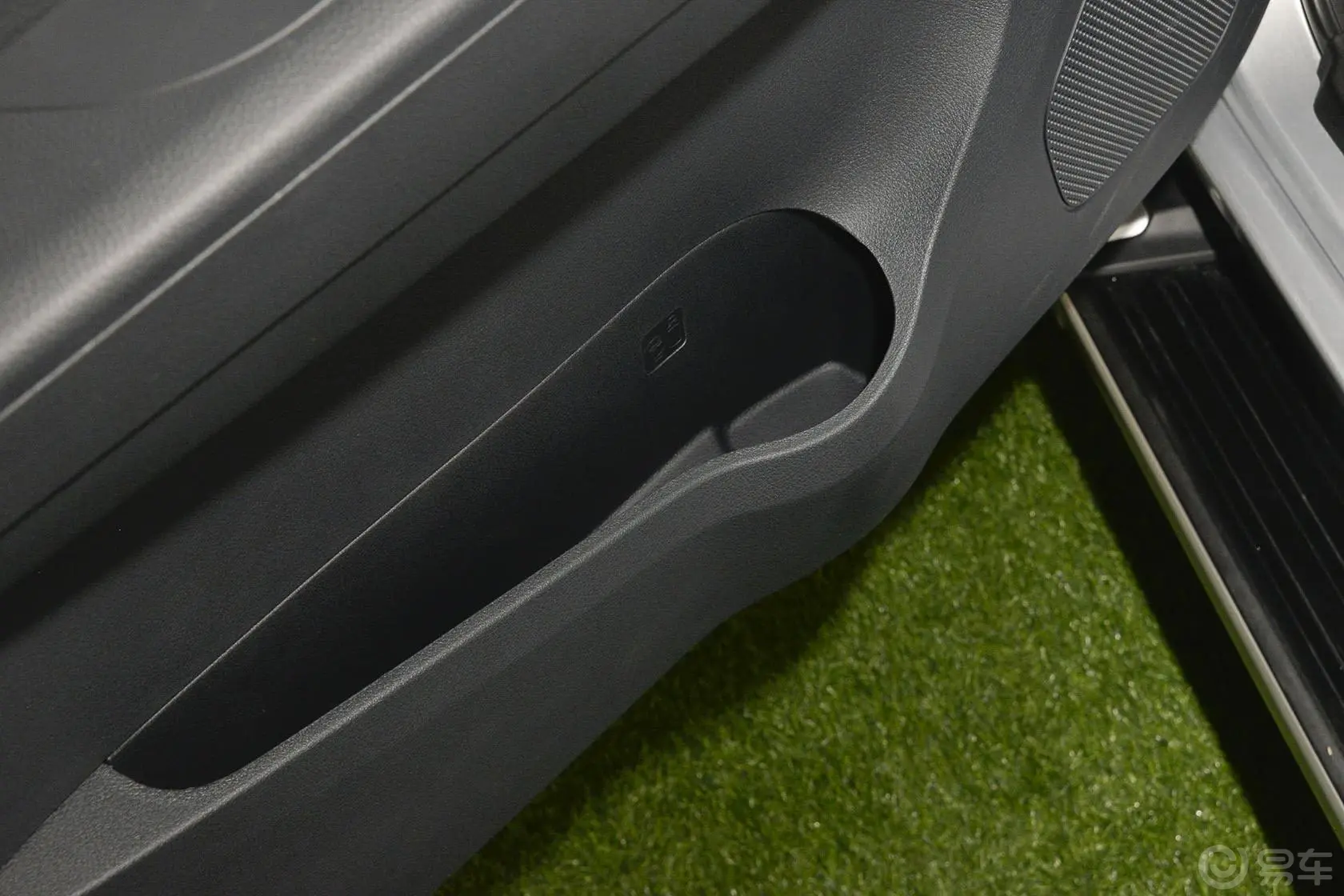 瑞迈2.8T 四驱超豪华款驾驶员门储物盒