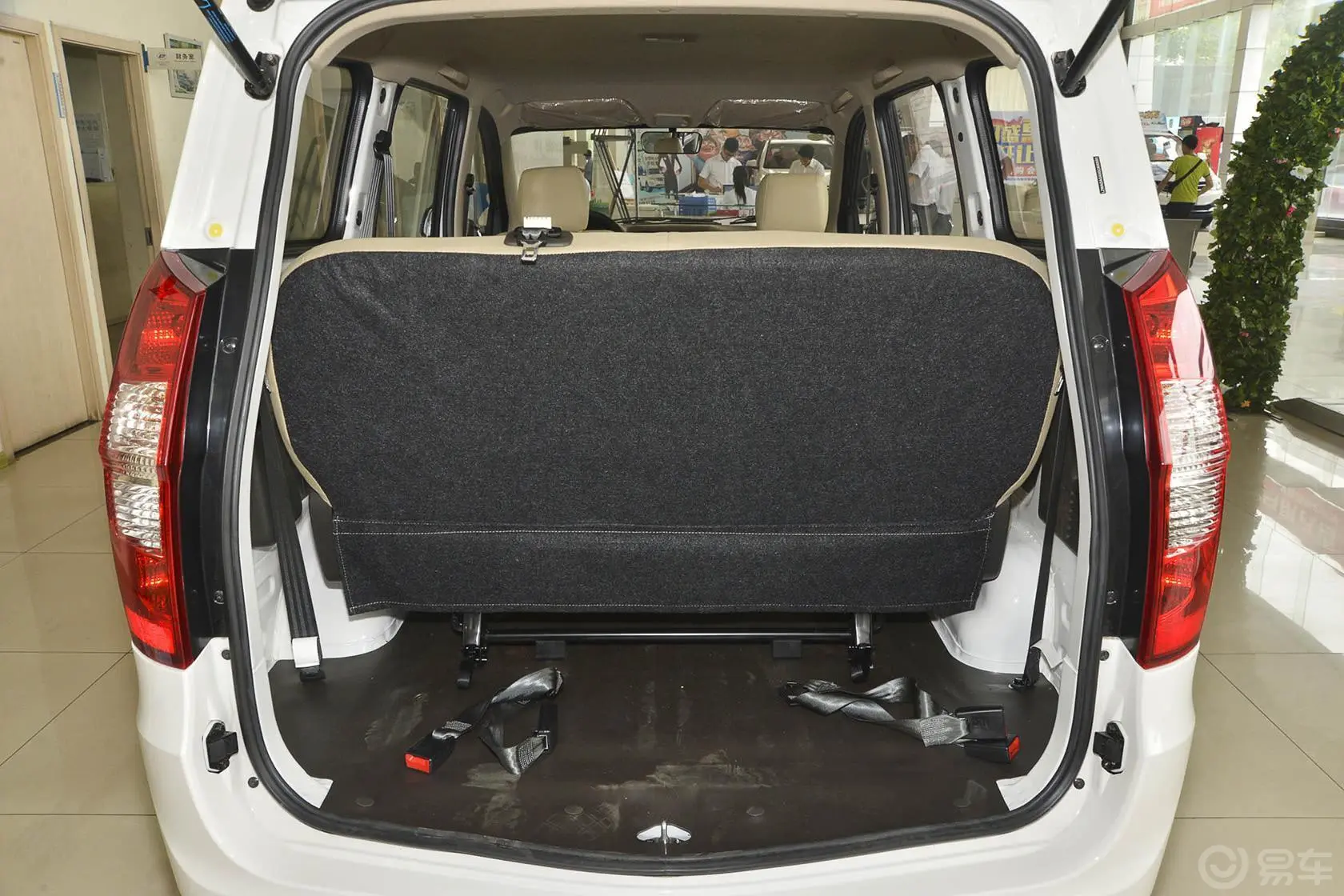 五菱宏光S1.2L 手动 基本型 国四行李箱空间